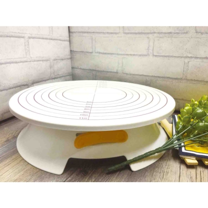 Rotating Cake Turntable With Lock Design